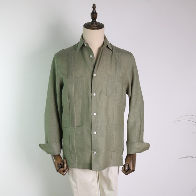 Guayabera con jaretas plisadas lino verde