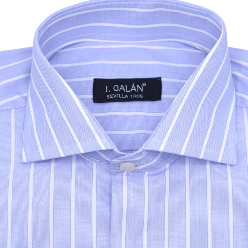 Camisa azul fil a fil con barra blanca puño doble