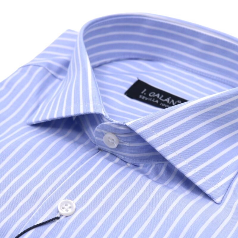 Camisa azul fil a fil con raya blanca y puño de botón