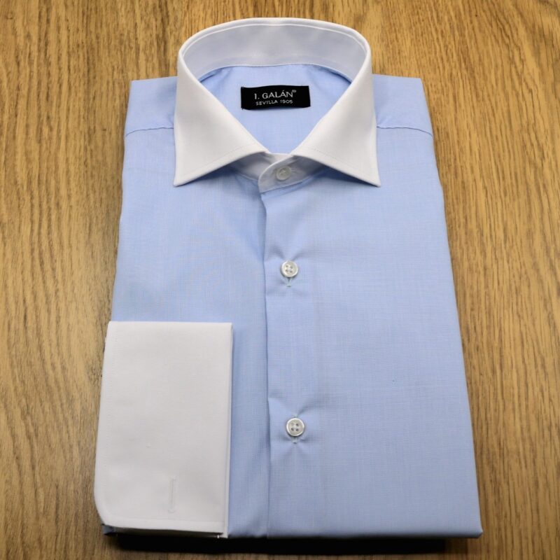 Camisa celeste con cuello y puño doble blanco
