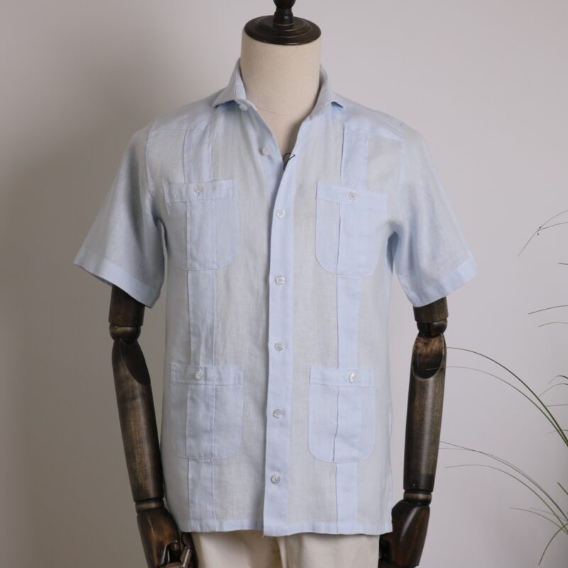 Guayabera de lino manga corta color azul claro