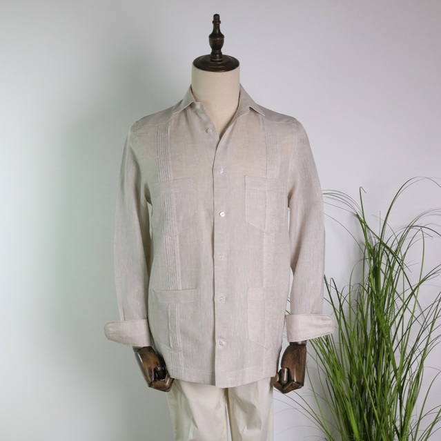 Guayabera con jaretas plisadas lino beige
